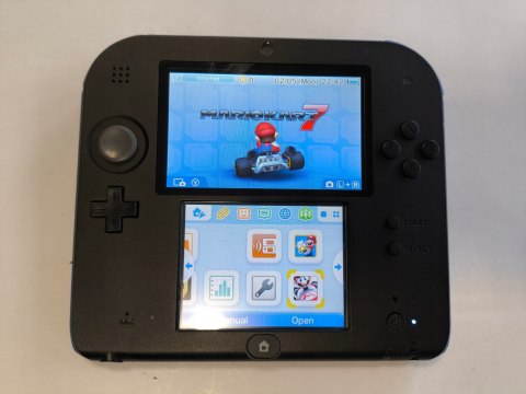 KONSOLA NINTENDO 2DS + KARTA PAMIĘCI + ŁAD + GRA MARIO KART 7 KONSOLA NINTENDO 2DS + KARTA PAMIĘCI + ŁAD + GRA MARIO KART 7