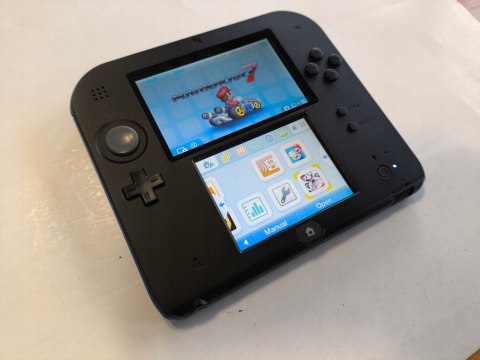 KONSOLA NINTENDO 2DS + KARTA PAMIĘCI + ŁAD + GRA MARIO KART 7 KONSOLA NINTENDO 2DS + KARTA PAMIĘCI + ŁAD + GRA MARIO KART 7
