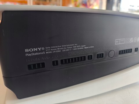 KONSOLA SONY PLAYSTATION 5 825GB 1216A SSD Z NAPĘDEM BLU-RAY + PAD KONSOLA SONY PLAYSTATION 5 825GB 1216A SSD Z NAPĘDEM BLU-RAY + PAD