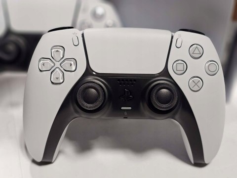 KONSOLA PLAYSTATION 5 825GB Z NAPĘDEM BLU-RAY + 2x PAD + ŁADOWARKA + 5 GIER KONSOLA PLAYSTATION 5 825GB Z NAPĘDEM BLU-RAY + 2x PAD + ŁADOWARKA + 5 GIER