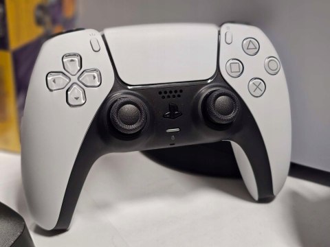 KONSOLA PLAYSTATION 5 825GB Z NAPĘDEM BLU-RAY + 2x PAD + ŁADOWARKA + 5 GIER KONSOLA PLAYSTATION 5 825GB Z NAPĘDEM BLU-RAY + 2x PAD + ŁADOWARKA + 5 GIER