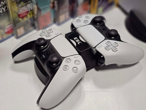 KONSOLA PLAYSTATION 5 825GB Z NAPĘDEM BLU-RAY + 2x PAD + ŁADOWARKA + 5 GIER KONSOLA PLAYSTATION 5 825GB Z NAPĘDEM BLU-RAY + 2x PAD + ŁADOWARKA + 5 GIER