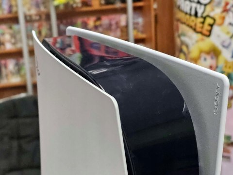 KONSOLA PLAYSTATION 5 825GB Z NAPĘDEM BLU-RAY + 2x PAD + ŁADOWARKA + 5 GIER KONSOLA PLAYSTATION 5 825GB Z NAPĘDEM BLU-RAY + 2x PAD + ŁADOWARKA + 5 GIER