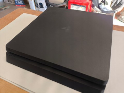 KONSOLA PS4 PLAYSTATION 4 SLIM 1TB + ORYGINALNY PAD + 2 GRY + PUDEŁKO KONSOLA PS4 PLAYSTATION 4 SLIM 1TB + ORYGINALNY PAD + 2 GRY + PUDEŁKO