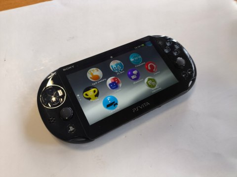 KONSOLA SONY PS VITA SLIM MODEL 2004 + ŁADOWARKA + PUDEŁKO + ETUI KONSOLA SONY PS VITA SLIM MODEL 2004 + ŁADOWARKA + PUDEŁKO + ETUI
