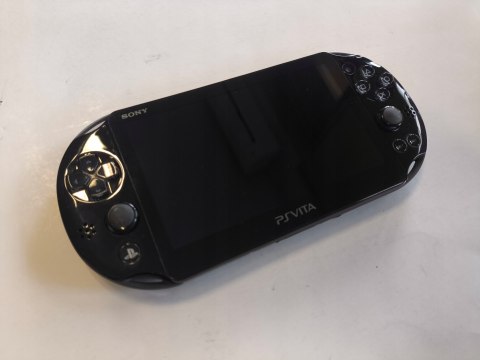 KONSOLA SONY PS VITA SLIM MODEL 2004 + ŁADOWARKA + PUDEŁKO + ETUI KONSOLA SONY PS VITA SLIM MODEL 2004 + ŁADOWARKA + PUDEŁKO + ETUI