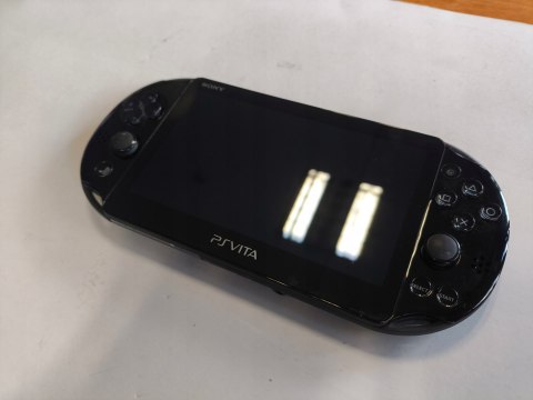 KONSOLA SONY PS VITA SLIM MODEL 2004 + ŁADOWARKA + PUDEŁKO + ETUI KONSOLA SONY PS VITA SLIM MODEL 2004 + ŁADOWARKA + PUDEŁKO + ETUI