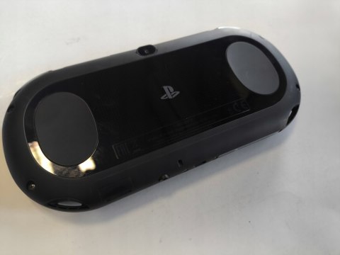 KONSOLA SONY PS VITA SLIM MODEL 2004 + ŁADOWARKA + PUDEŁKO + ETUI KONSOLA SONY PS VITA SLIM MODEL 2004 + ŁADOWARKA + PUDEŁKO + ETUI