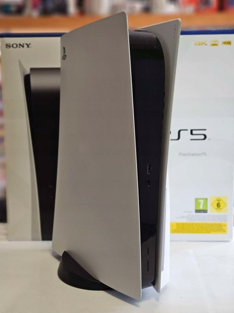ZADBANA KONSOLA SONY PS5 PLAYSTATION 5 Z NAPĘDEM BLU-RAY +ŁADOWARKA +5 GIER ZADBANA KONSOLA SONY PS5 PLAYSTATION 5 Z NAPĘDEM BLU-RAY +ŁADOWARKA +5 GIER