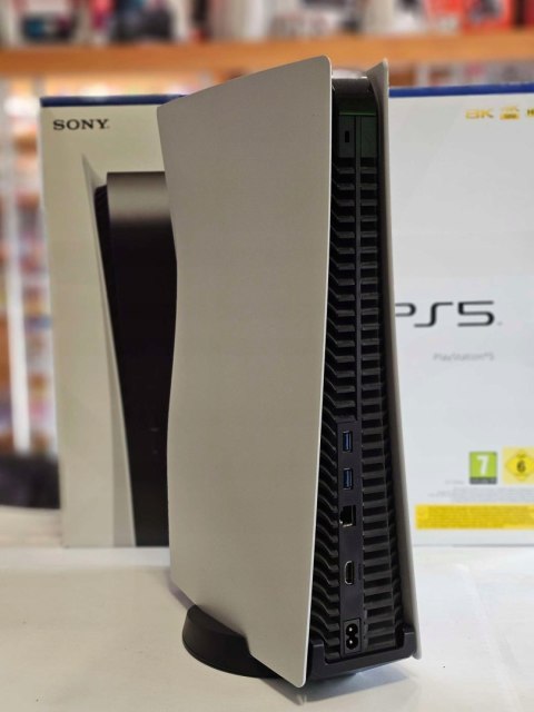 ZADBANA KONSOLA SONY PS5 PLAYSTATION 5 Z NAPĘDEM BLU-RAY +ŁADOWARKA +5 GIER ZADBANA KONSOLA SONY PS5 PLAYSTATION 5 Z NAPĘDEM BLU-RAY +ŁADOWARKA +5 GIER