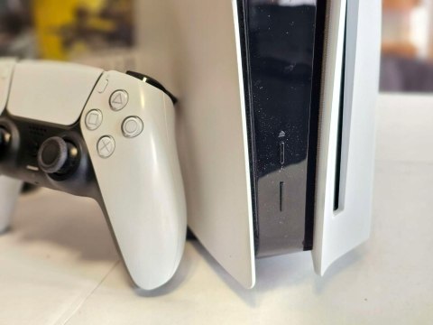 ZADBANA KONSOLA SONY PS5 PLAYSTATION 5 Z NAPĘDEM BLU-RAY +ŁADOWARKA +5 GIER ZADBANA KONSOLA SONY PS5 PLAYSTATION 5 Z NAPĘDEM BLU-RAY +ŁADOWARKA +5 GIER