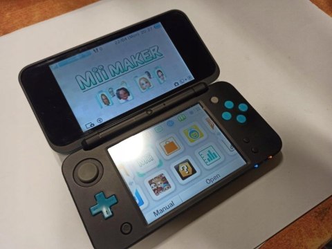 KONSOLA NEW NINTENDO 2DS XL NIEBIESKO-CZARNA + ŁAD + RYSIK + PUDEŁKO KONSOLA NEW NINTENDO 2DS XL NIEBIESKO-CZARNA + ŁAD + RYSIK + PUDEŁKO