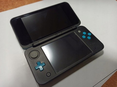 KONSOLA NEW NINTENDO 2DS XL NIEBIESKO-CZARNA + ŁAD + RYSIK + PUDEŁKO KONSOLA NEW NINTENDO 2DS XL NIEBIESKO-CZARNA + ŁAD + RYSIK + PUDEŁKO