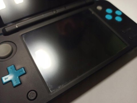 KONSOLA NEW NINTENDO 2DS XL NIEBIESKO-CZARNA + ŁAD + RYSIK + PUDEŁKO KONSOLA NEW NINTENDO 2DS XL NIEBIESKO-CZARNA + ŁAD + RYSIK + PUDEŁKO