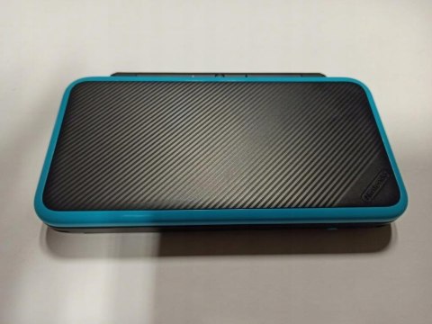 KONSOLA NEW NINTENDO 2DS XL NIEBIESKO-CZARNA + ŁAD + RYSIK + PUDEŁKO KONSOLA NEW NINTENDO 2DS XL NIEBIESKO-CZARNA + ŁAD + RYSIK + PUDEŁKO