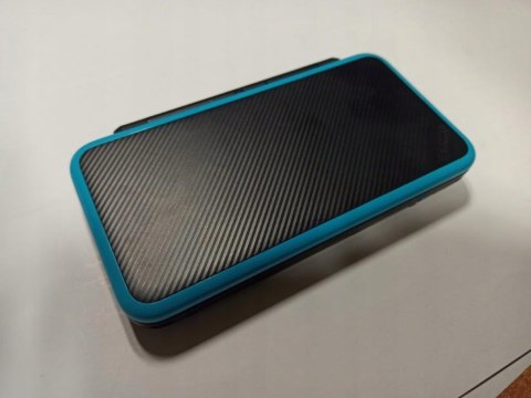 KONSOLA NEW NINTENDO 2DS XL NIEBIESKO-CZARNA + ŁAD + RYSIK + PUDEŁKO KONSOLA NEW NINTENDO 2DS XL NIEBIESKO-CZARNA + ŁAD + RYSIK + PUDEŁKO
