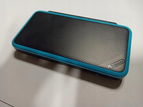 KONSOLA NEW NINTENDO 2DS XL NIEBIESKO-CZARNA + ŁAD + RYSIK + PUDEŁKO KONSOLA NEW NINTENDO 2DS XL NIEBIESKO-CZARNA + ŁAD + RYSIK + PUDEŁKO