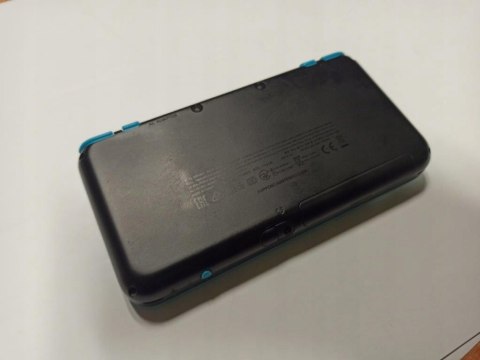 KONSOLA NEW NINTENDO 2DS XL NIEBIESKO-CZARNA + ŁAD + RYSIK + PUDEŁKO KONSOLA NEW NINTENDO 2DS XL NIEBIESKO-CZARNA + ŁAD + RYSIK + PUDEŁKO