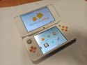 KONSOLA NEW NINTENDO 2DS XL POMARAŃCZOWO-BIAŁA + ŁAD + ETUI