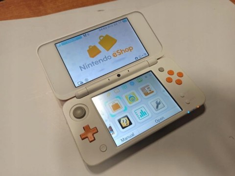 KONSOLA NEW NINTENDO 2DS XL POMARAŃCZOWO-BIAŁA + ŁAD + ETUI KONSOLA NEW NINTENDO 2DS XL POMARAŃCZOWO-BIAŁA + ŁAD + ETUI