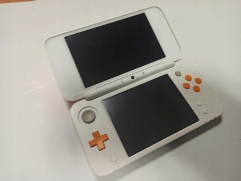 KONSOLA NEW NINTENDO 2DS XL POMARAŃCZOWO-BIAŁA + ŁAD + ETUI KONSOLA NEW NINTENDO 2DS XL POMARAŃCZOWO-BIAŁA + ŁAD + ETUI