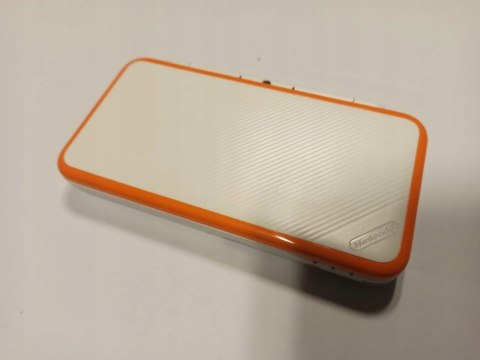 KONSOLA NEW NINTENDO 2DS XL POMARAŃCZOWO-BIAŁA + ŁAD + ETUI KONSOLA NEW NINTENDO 2DS XL POMARAŃCZOWO-BIAŁA + ŁAD + ETUI