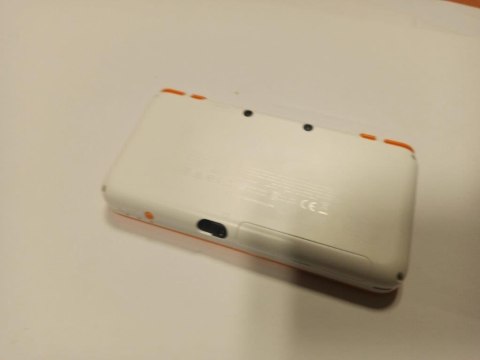 KONSOLA NEW NINTENDO 2DS XL POMARAŃCZOWO-BIAŁA + ŁAD + ETUI KONSOLA NEW NINTENDO 2DS XL POMARAŃCZOWO-BIAŁA + ŁAD + ETUI