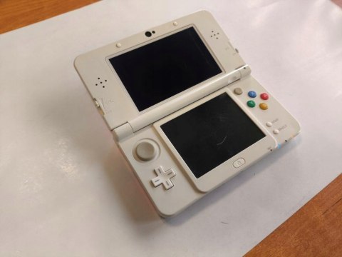 KONSOLA NEW NINTENDO 3DS CZARNA + ŁAD + KARTA PAMIĘCI + COVER PLATE MARIO KONSOLA NEW NINTENDO 3DS CZARNA + ŁAD + KARTA PAMIĘCI + COVER PLATE MARIO