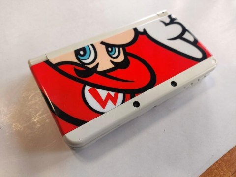 KONSOLA NEW NINTENDO 3DS CZARNA + ŁAD + KARTA PAMIĘCI + COVER PLATE MARIO KONSOLA NEW NINTENDO 3DS CZARNA + ŁAD + KARTA PAMIĘCI + COVER PLATE MARIO
