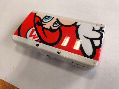 KONSOLA NEW NINTENDO 3DS CZARNA + ŁAD + KARTA PAMIĘCI + COVER PLATE MARIO KONSOLA NEW NINTENDO 3DS CZARNA + ŁAD + KARTA PAMIĘCI + COVER PLATE MARIO