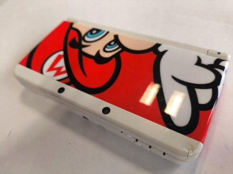 KONSOLA NEW NINTENDO 3DS CZARNA + ŁAD + KARTA PAMIĘCI + COVER PLATE MARIO KONSOLA NEW NINTENDO 3DS CZARNA + ŁAD + KARTA PAMIĘCI + COVER PLATE MARIO