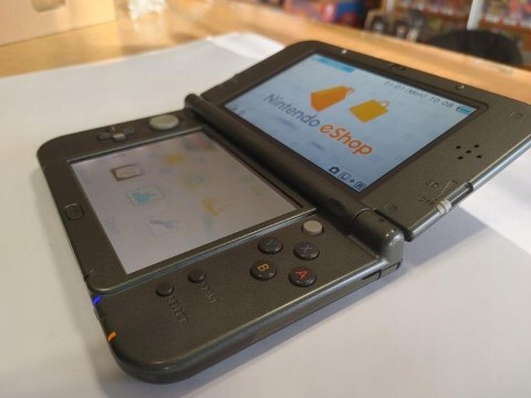 KONSOLA NEW NINTENDO 3DS XL CZARNA - GÓRNY EKRAN IPS + ŁADOWARKA + PUDEŁKO KONSOLA NEW NINTENDO 3DS XL CZARNA - GÓRNY EKRAN IPS + ŁADOWARKA + PUDEŁKO