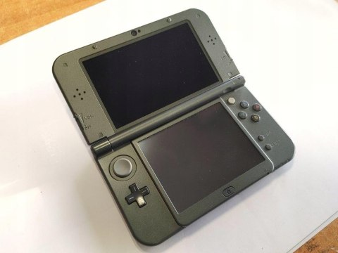 KONSOLA NEW NINTENDO 3DS XL CZARNA - GÓRNY EKRAN IPS + ŁADOWARKA + PUDEŁKO KONSOLA NEW NINTENDO 3DS XL CZARNA - GÓRNY EKRAN IPS + ŁADOWARKA + PUDEŁKO