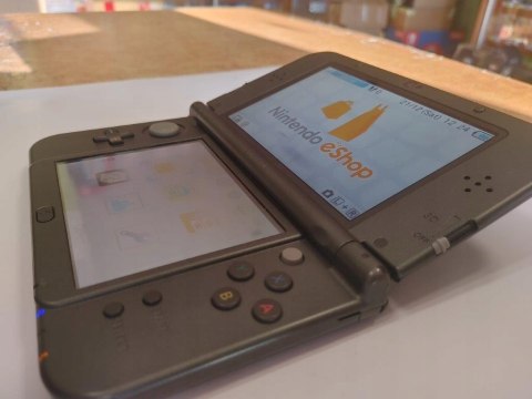 KONSOLA NEW NINTENDO 3DS XL CZARNA - GÓRNY EKRAN IPS + ŁADOWARKA KONSOLA NEW NINTENDO 3DS XL CZARNA - GÓRNY EKRAN IPS + ŁADOWARKA