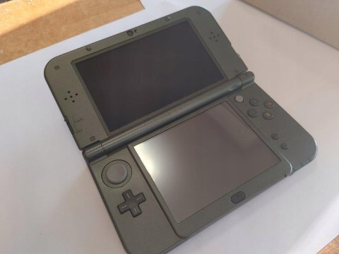 KONSOLA NEW NINTENDO 3DS XL CZARNA - GÓRNY EKRAN IPS + ŁADOWARKA KONSOLA NEW NINTENDO 3DS XL CZARNA - GÓRNY EKRAN IPS + ŁADOWARKA