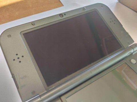 KONSOLA NEW NINTENDO 3DS XL CZARNA - GÓRNY EKRAN IPS + ŁADOWARKA KONSOLA NEW NINTENDO 3DS XL CZARNA - GÓRNY EKRAN IPS + ŁADOWARKA