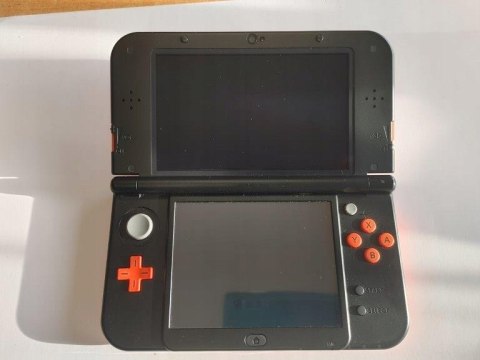 KONSOLA NEW NINTENDO 3DS XL POMARAŃCZOWO-CZARNA + GRA POKEMON MOON + ŁAD KONSOLA NEW NINTENDO 3DS XL POMARAŃCZOWO-CZARNA + GRA POKEMON MOON + ŁAD
