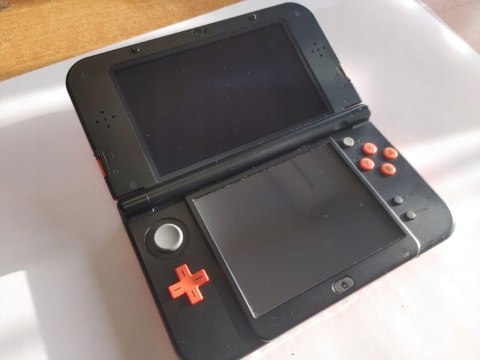 KONSOLA NEW NINTENDO 3DS XL POMARAŃCZOWO-CZARNA + GRA POKEMON MOON + ŁAD KONSOLA NEW NINTENDO 3DS XL POMARAŃCZOWO-CZARNA + GRA POKEMON MOON + ŁAD