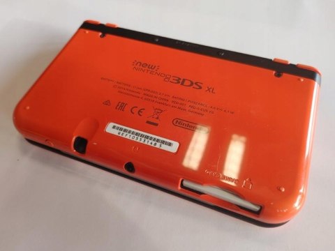 KONSOLA NEW NINTENDO 3DS XL POMARAŃCZOWO-CZARNA + GRA POKEMON MOON + ŁAD KONSOLA NEW NINTENDO 3DS XL POMARAŃCZOWO-CZARNA + GRA POKEMON MOON + ŁAD