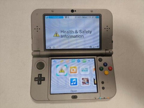 KONSOLA NEW NINTENDO 3DS XL SNES EDITION + ŁADOWARKA + RYSIK KONSOLA NEW NINTENDO 3DS XL SNES EDITION + ŁADOWARKA + RYSIK