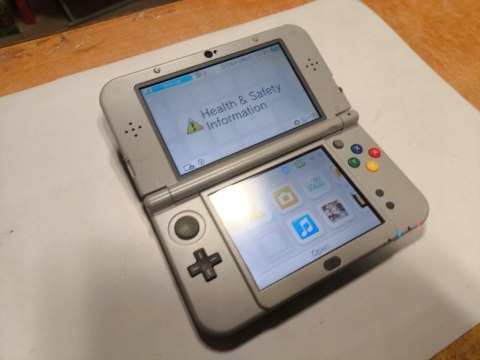 KONSOLA NEW NINTENDO 3DS XL SNES EDITION + ŁADOWARKA + RYSIK KONSOLA NEW NINTENDO 3DS XL SNES EDITION + ŁADOWARKA + RYSIK