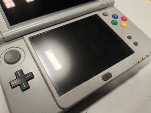 KONSOLA NEW NINTENDO 3DS XL SNES EDITION + ŁADOWARKA + RYSIK KONSOLA NEW NINTENDO 3DS XL SNES EDITION + ŁADOWARKA + RYSIK