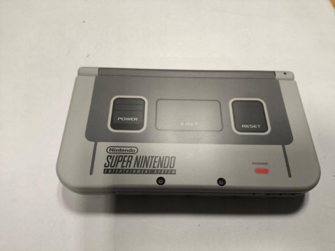KONSOLA NEW NINTENDO 3DS XL SNES EDITION + ŁADOWARKA + RYSIK KONSOLA NEW NINTENDO 3DS XL SNES EDITION + ŁADOWARKA + RYSIK