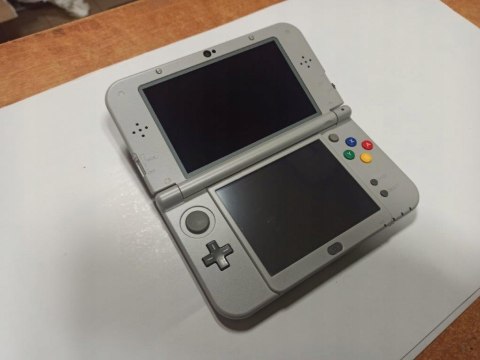 KONSOLA NEW NINTENDO 3DS XL SNES EDITION + ŁADOWARKA KONSOLA NEW NINTENDO 3DS XL SNES EDITION + ŁADOWARKA