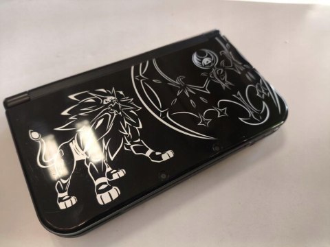 KONSOLA NEW NINTENDO 3DS XL SOLGALEO & LUNALA IPS + RYSIK + PUDEŁKO + ŁAD KONSOLA NEW NINTENDO 3DS XL SOLGALEO & LUNALA IPS + RYSIK + PUDEŁKO + ŁAD
