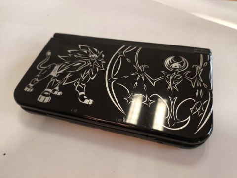 KONSOLA NEW NINTENDO 3DS XL SOLGALEO & LUNALA IPS + RYSIK + PUDEŁKO + ŁAD KONSOLA NEW NINTENDO 3DS XL SOLGALEO & LUNALA IPS + RYSIK + PUDEŁKO + ŁAD