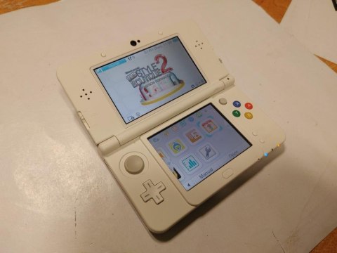 KONSOLA NEW NINTENDO 3DS + ŁADOWARKA + RYSIK + ETUI + GRA KONSOLA NEW NINTENDO 3DS + ŁADOWARKA + RYSIK + ETUI + GRA
