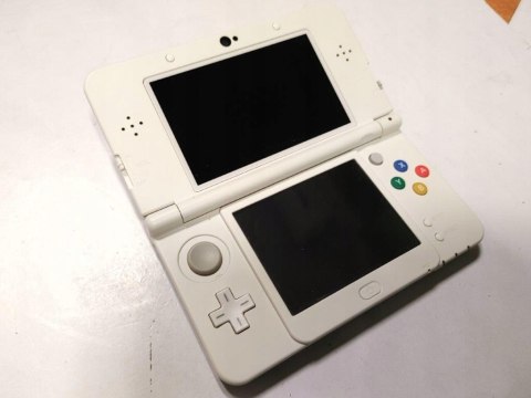 KONSOLA NEW NINTENDO 3DS + ŁADOWARKA + RYSIK + ETUI + GRA KONSOLA NEW NINTENDO 3DS + ŁADOWARKA + RYSIK + ETUI + GRA