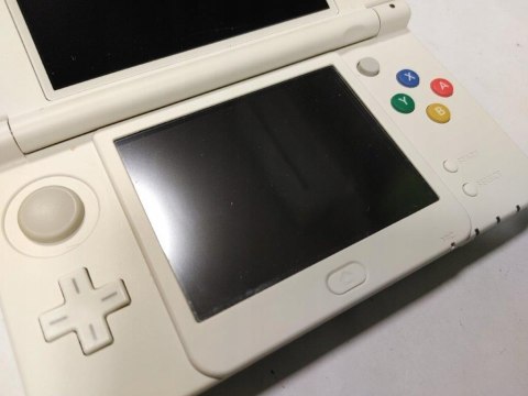 KONSOLA NEW NINTENDO 3DS + ŁADOWARKA + RYSIK + ETUI + GRA KONSOLA NEW NINTENDO 3DS + ŁADOWARKA + RYSIK + ETUI + GRA