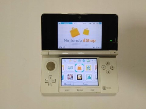 KONSOLA NINTENDO 3DS BIAŁA + ŁADOWARKA + RYSIK + KARTA PAMIĘCI + ETUI + ŁAD KONSOLA NINTENDO 3DS BIAŁA + ŁADOWARKA + RYSIK + KARTA PAMIĘCI + ETUI + ŁAD